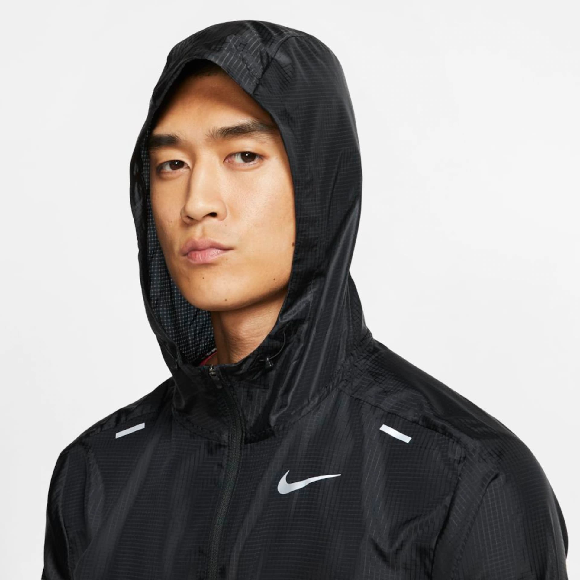 Jaqueta Nike Windrunner, cor preto, detalhe do capuz