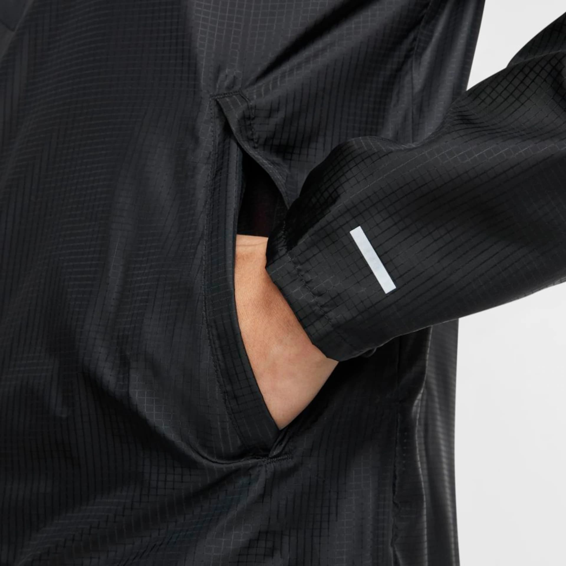Jaqueta Nike Windrunner, cor preto, detalhe do bolso