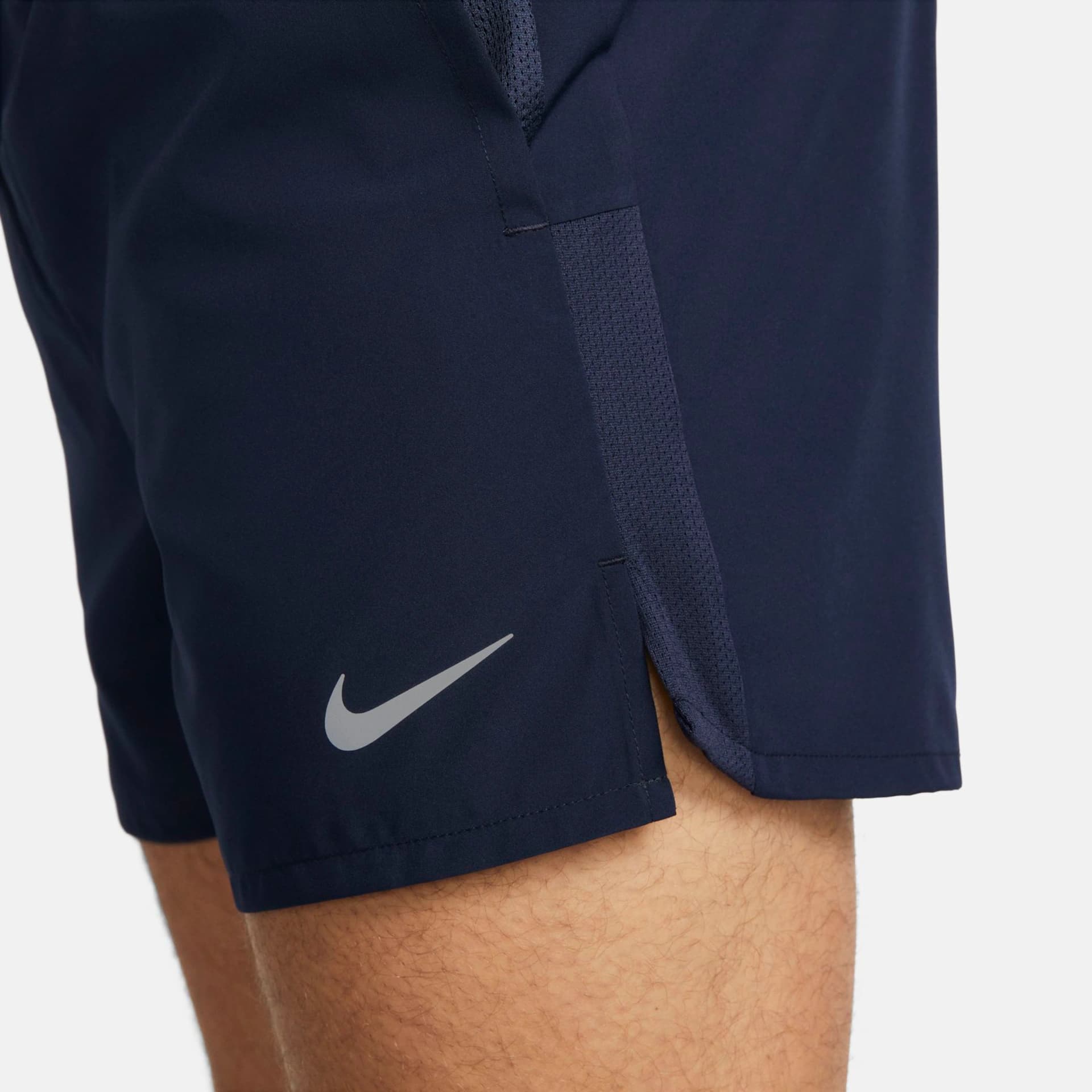 Shorts Nike Challenger 5", cor azul-marinho, detalhe do logotipo