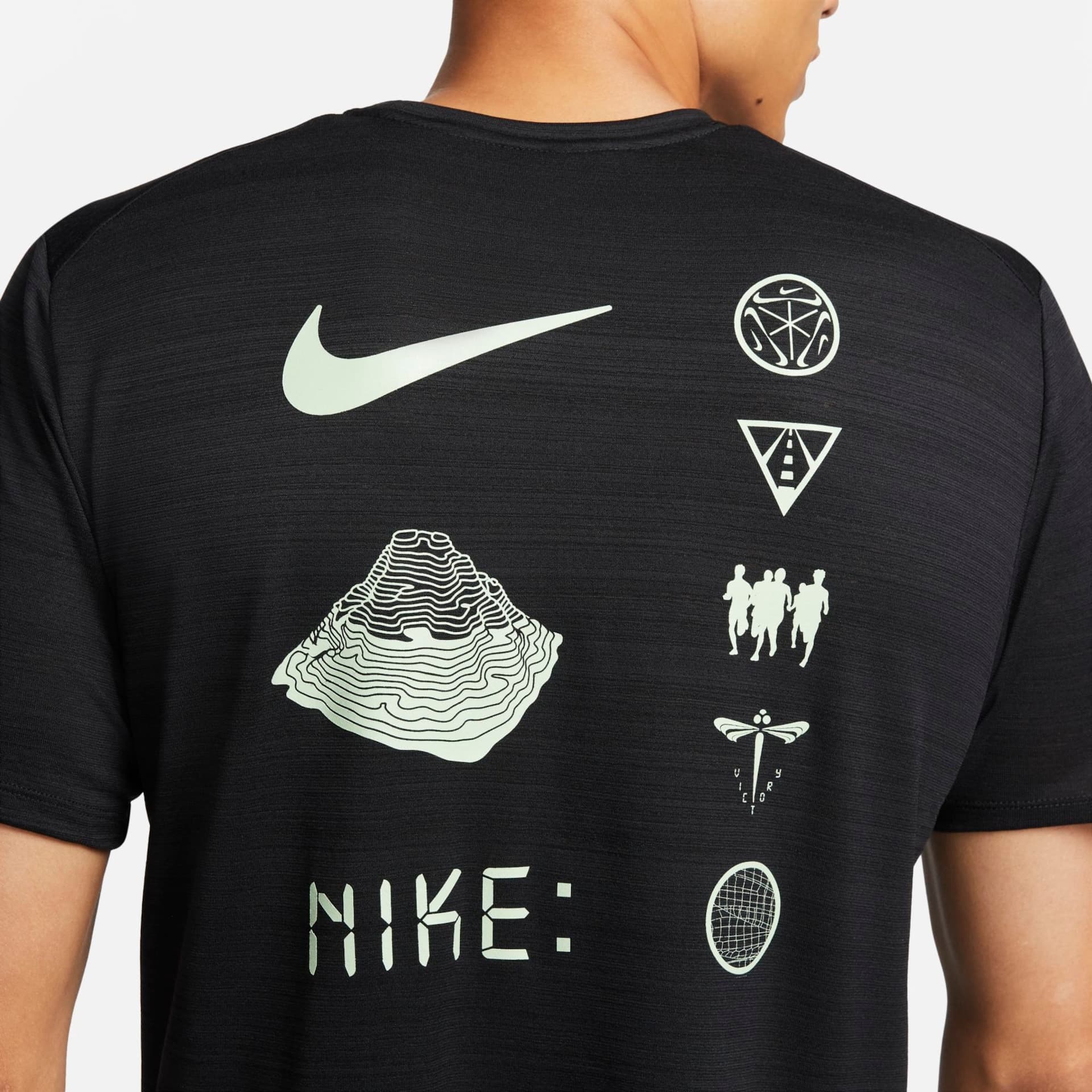 Camiseta Nike Dri-FIT Miler, cor preto, detalhe da estampa traseira