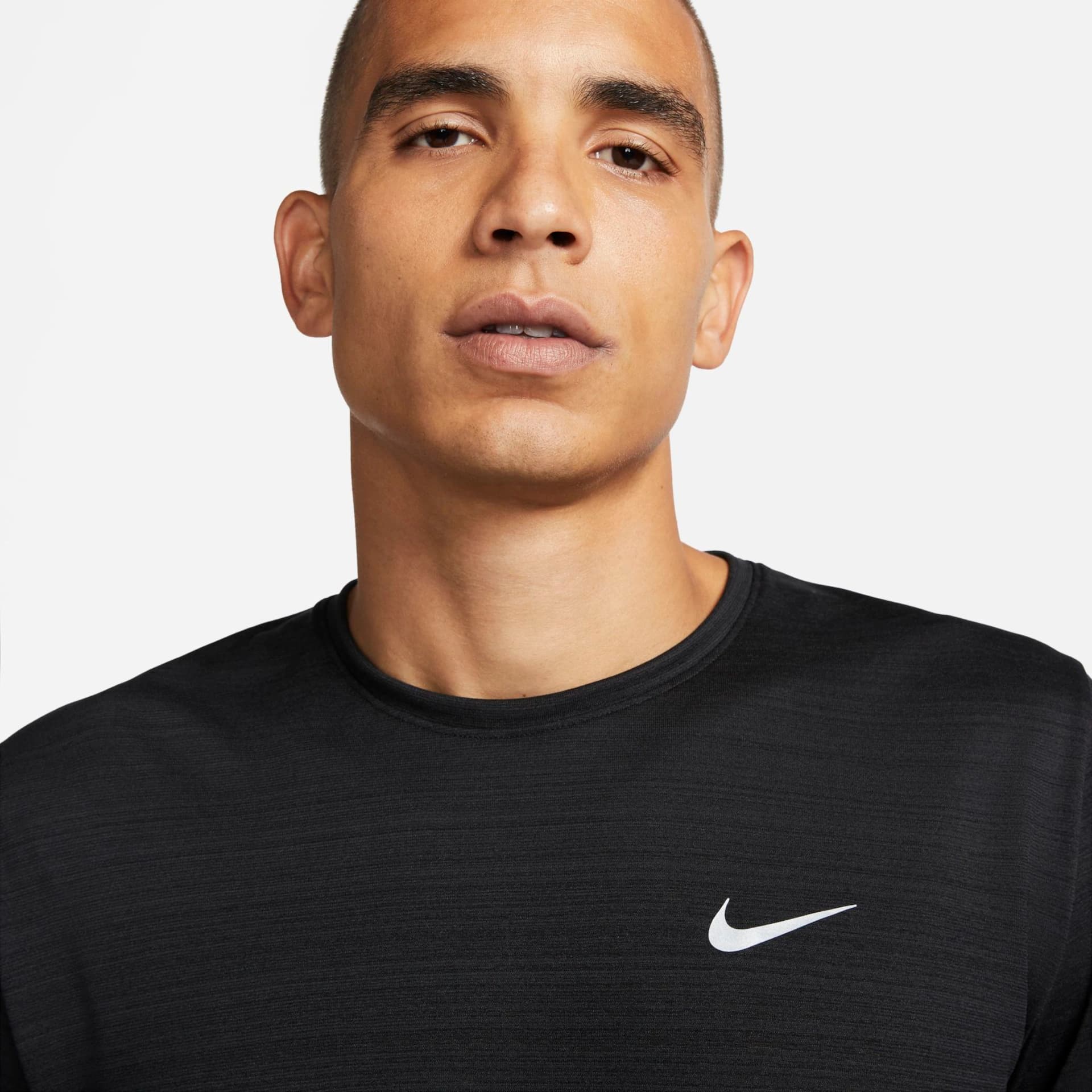 Camiseta Nike Dri-FIT Miler, cor preto, detalhe da gola