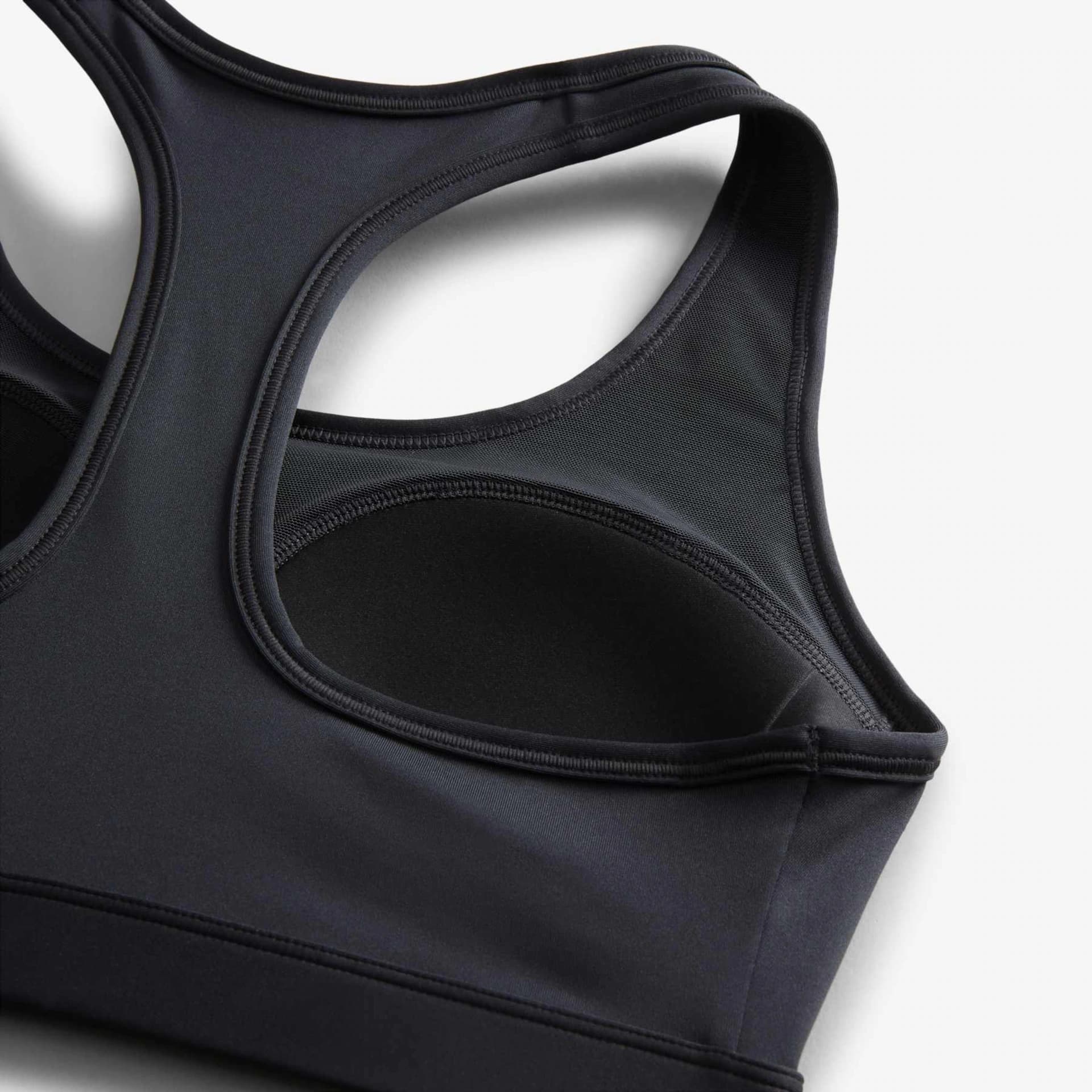 Top Nike Swoosh Medium Support, cor preto, vista traseira da peça
