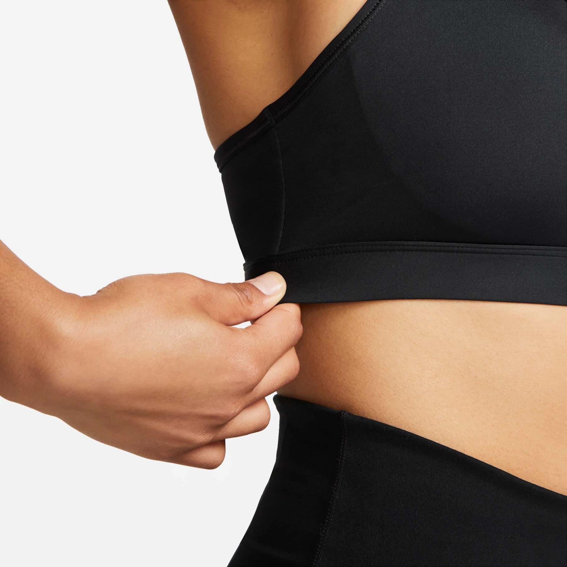 Top Nike Swoosh Medium Support, cor preto, detalhe da barra