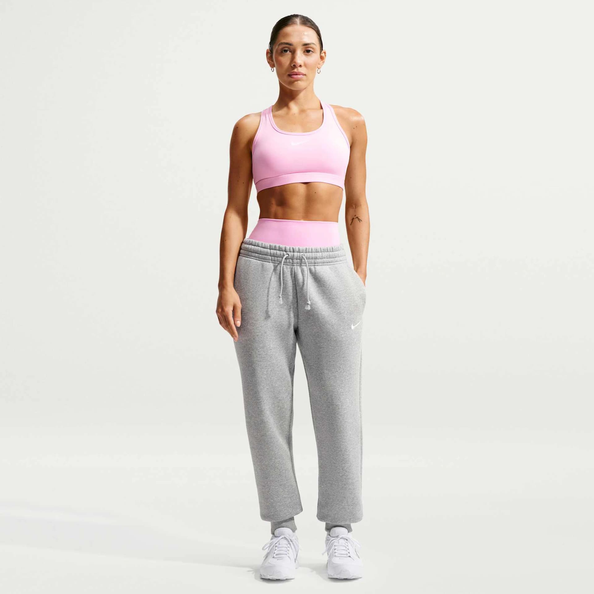 Top Nike Swoosh Medium Support, cor rosa, vista frontal de corpo inteiro