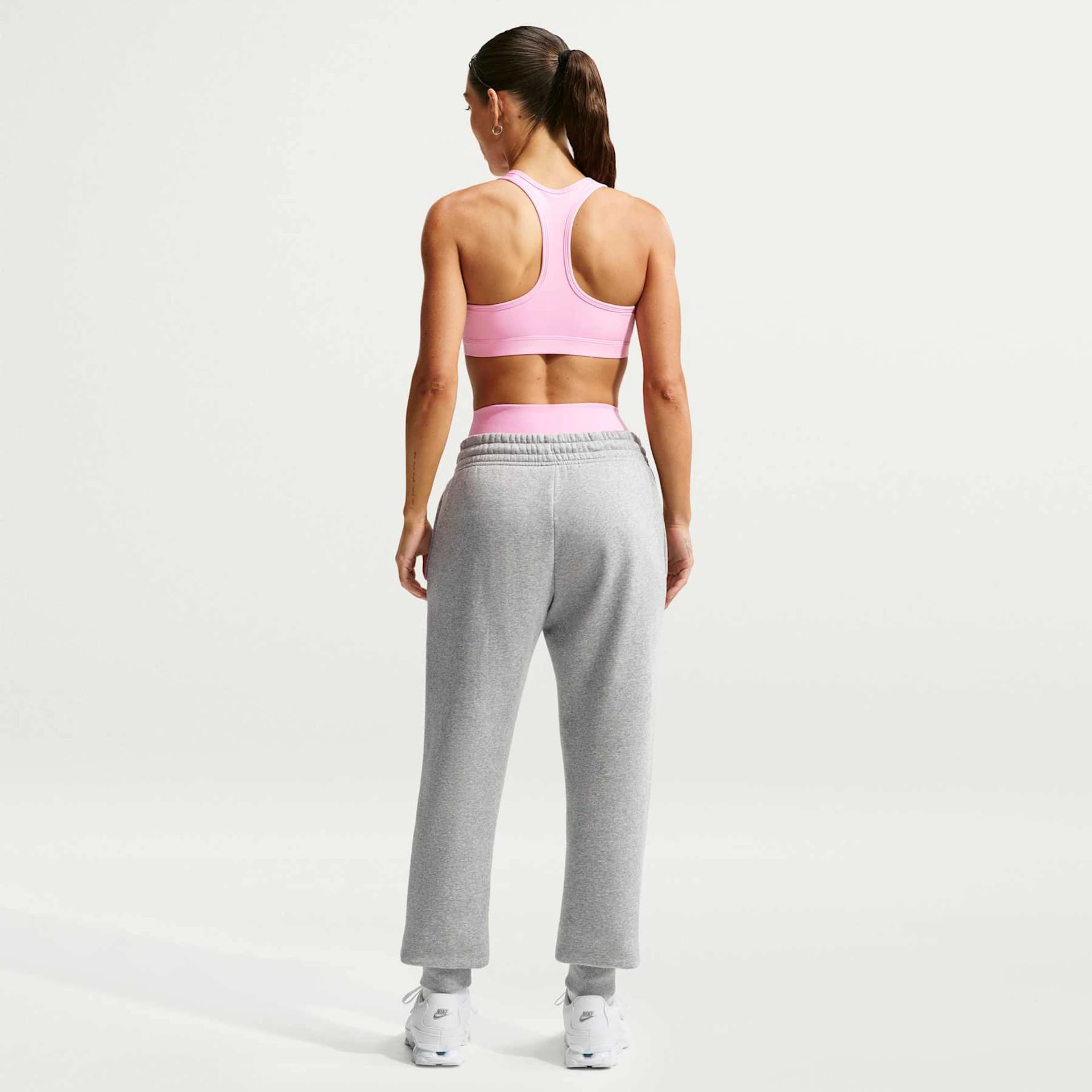 Top Nike Swoosh Medium Support, cor rosa, vista traseira de corpo inteiro
