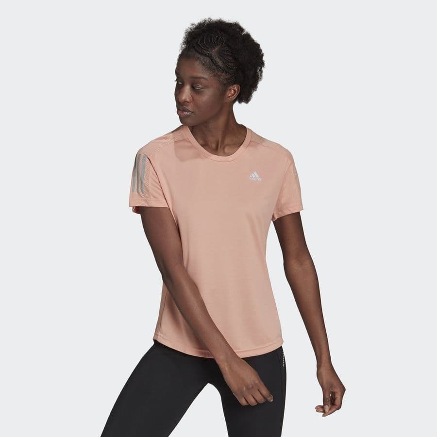 Camiseta Adidas Own the Run, cor rosa, vista frontal no modelo