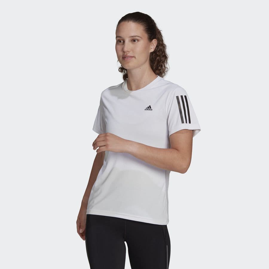 Camiseta Adidas Own the Run, cor branco, vista frontal no modelo