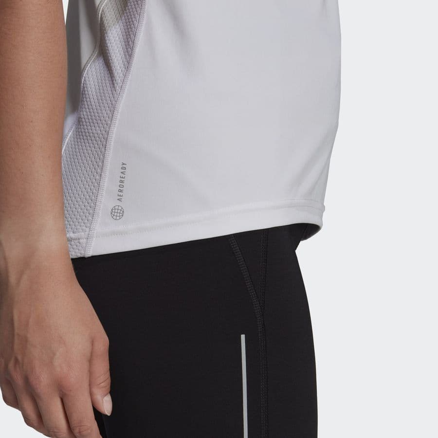 Camiseta Adidas Own the Run, cor branco, detalhe da barra