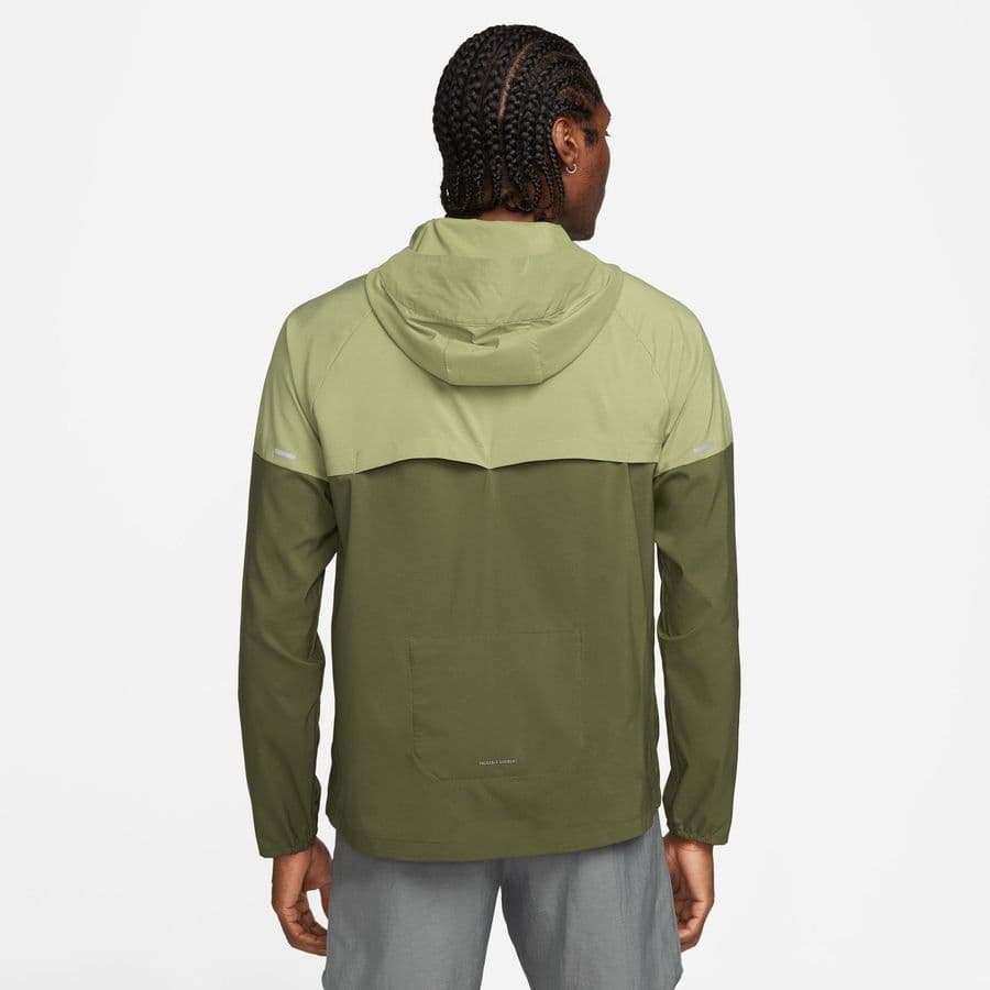 Jaqueta Nike Windrunner, cor verde-oliva, vista traseira
