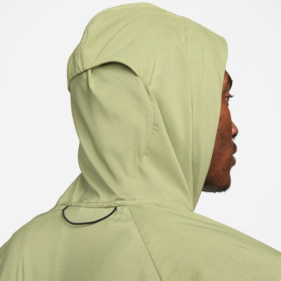 Jaqueta Nike Windrunner, cor verde-oliva, detalhe do capuz