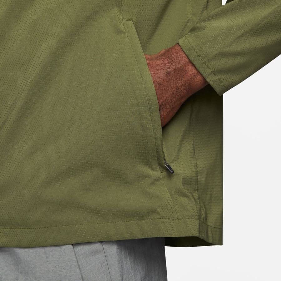 Jaqueta Nike Windrunner, cor verde-oliva, detalhe do bolso