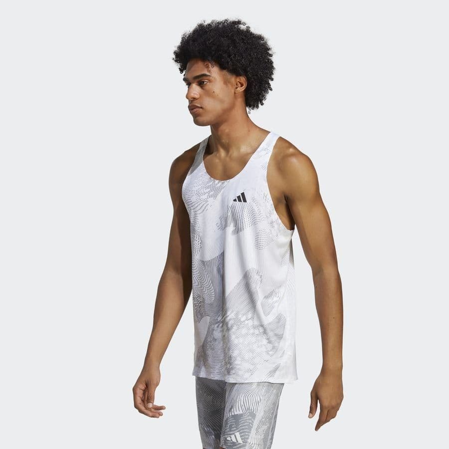 Regata Adidas Adizero Singlet, cor branco, vista frontal no modelo