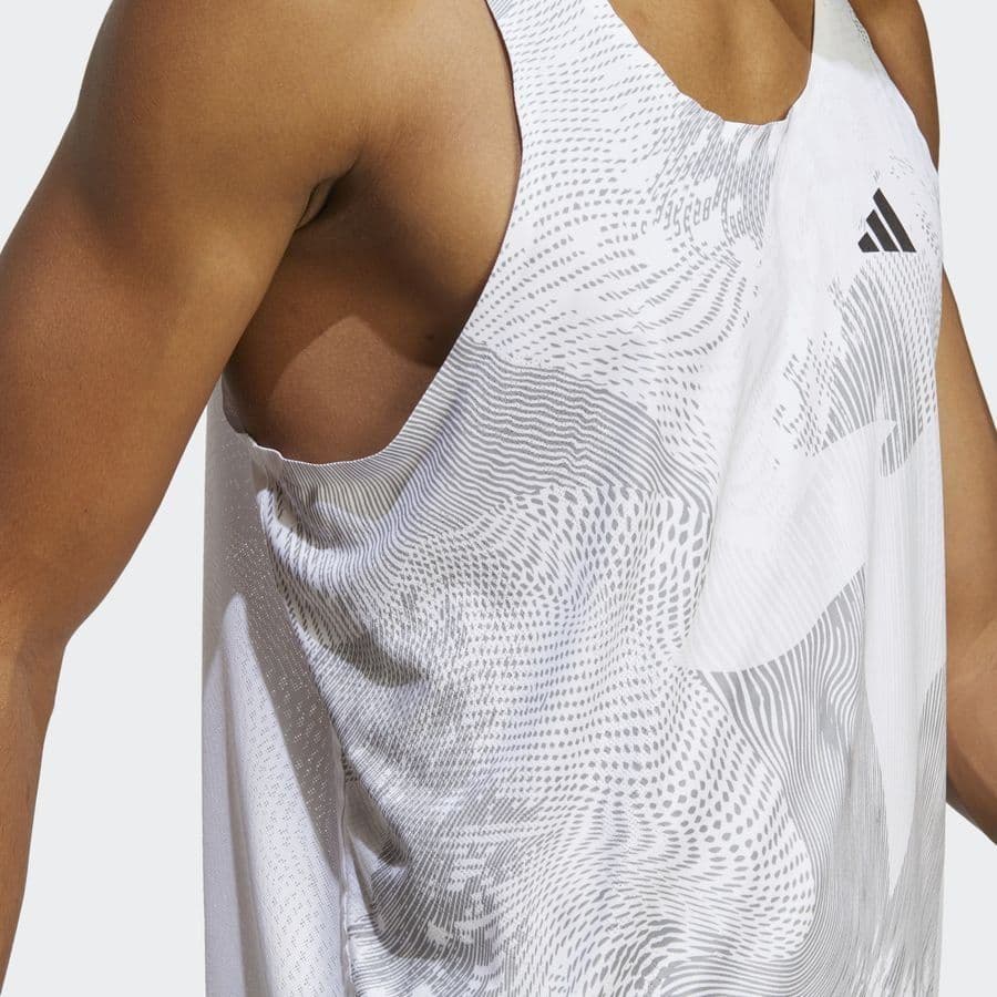 Regata Adidas Adizero Singlet, cor branco, detalhe do tecido