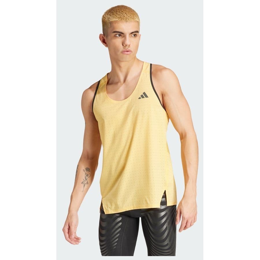 Regata Adidas Adizero Singlet, cor amarelo, vista frontal no modelo